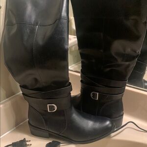 Casual knee length black leather boots. Design with zipper and buckle belts